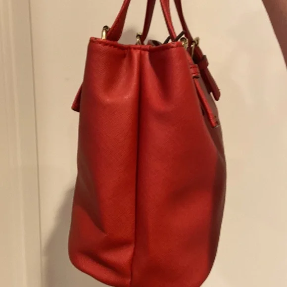 Liz Claiborne Little Red Handbag, Gently Used Compact/roomy. Very Cute Stylish - Picture 6 of 10
